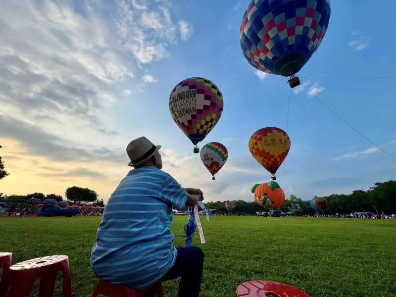 ▲熱氣球冉冉升空，草地上留下最溫馨的背影，93歲阿公與天空的約定(圖／民政局提供2025.8.31)
