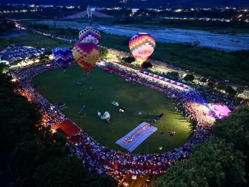 ▲夜幕低垂民眾擠爆土牛運動公園(圖／民政局提供2025.8.31)