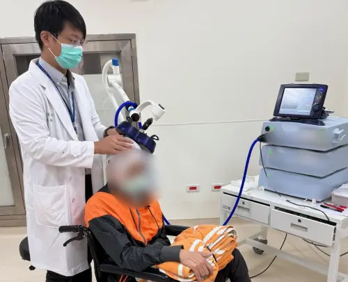 中風年輕化！45歲男加班回家「暈倒癱瘓」　腦部磁刺激＋復健重生
