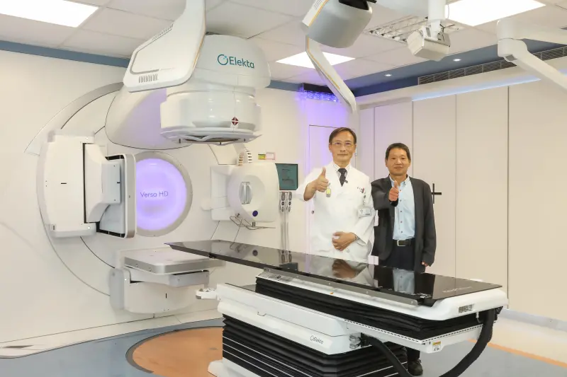 ▲工程師（圖右）在新光醫院接受季匡華醫師（圖左）操刀的聯合療法後，症狀已有大幅改善。（圖／新光醫院提供）