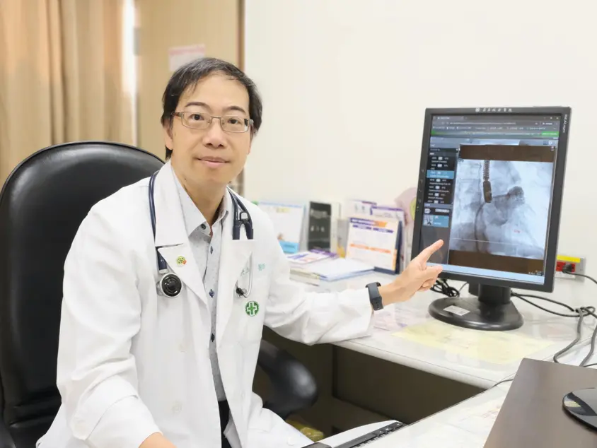 ▲亞東醫院心血管中心主任許榮城表示，高風險病人的壞膽固醇應控制在70 mg/dL以下，極高風險者更應壓到55 mg/dL以下。（圖／亞東醫院提供）