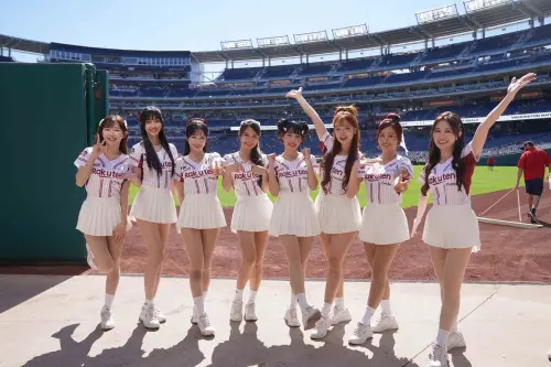 ▲樂天女孩的魅力，吸引香港粉絲一路從香港電腦展追到美國，讓岱縈（左3）、琳妲（左4）直呼：「太誇張了！」（圖／樂天桃猿提供）