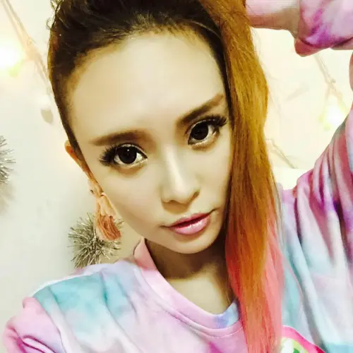 ▲丁小芹過往受小室哲哉賞識出過唱片，然後最終因為各種荒唐行徑淡出演藝圈。（圖／丁小芹臉書）