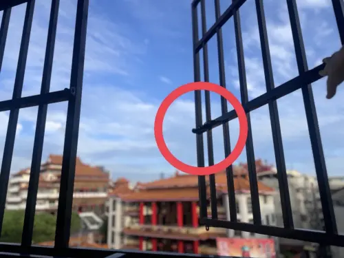 ▲家用鐵窗裝設需有活動式「開口」。（圖／高雄市政府消防局）