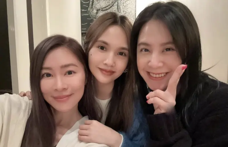 ▲楊丞琳（中）透露自己動了不小的手術，目前正在休養中，接到不少粉絲的問候，昔日和她都是4 in Love成員的黃小柔（右）也留言要她好好休息恢復，大家都會等她再次回到舞台上。而Twins的蔡卓妍也有留言要她好好休養。（圖／摘自 IG@rainie77）