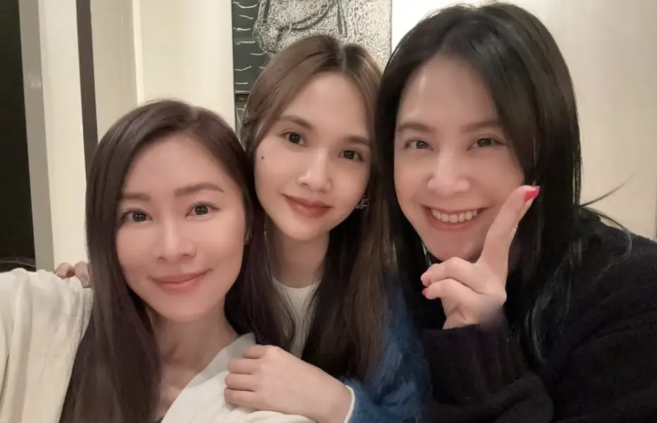 ▲楊丞琳（中）透露自己動了不小的手術，目前正在休養中，接到不少粉絲的問候，昔日和她都是4 in Love成員的黃小柔（右）也留言要她好好休息恢復，大家都會等她再次回到舞台上。而Twins的蔡卓妍也有留言要她好好休養。（圖／摘自 IG@rainie77）