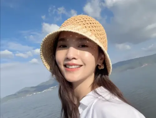 ▲楊丞琳無預警宣告自己已經動了不小的手術，目前正在休養中，讓不少粉絲感到詫異，也紛紛留言問候。（圖／摘自 IG@rainie77）