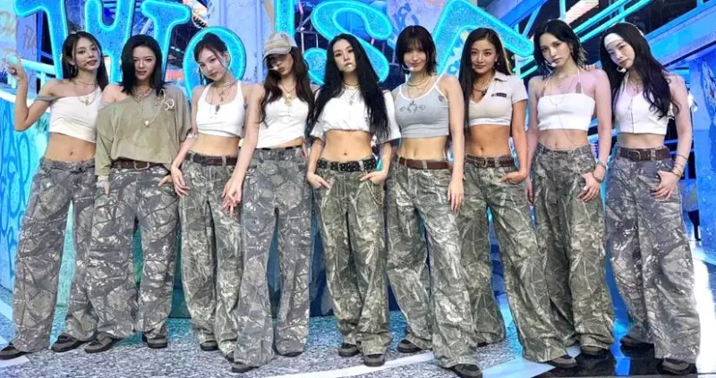 ▲TWICE成員定延（左2）因健康因素缺席布拉干場，JYP證實定延將以康復為優先，粉絲心疼留言「等妳歸隊」，TWICE下月將在高雄世運主場館開唱，不少粉絲憂心看不當完全體。（圖／翻攝自TWICE臉書）