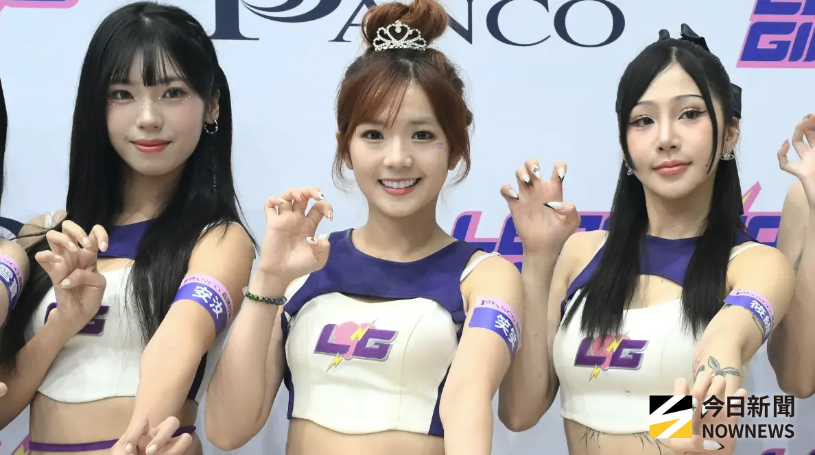 ▲電豹女啦啦隊女神安汝（左）與筱緹（右）將離開台灣、去美國特訓練舞，筱緹透露上月赴吉隆坡，遭海關一連串盤查，還被帶到小房間搜身。（圖／記者林柏年攝影）