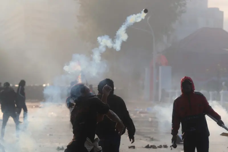 ▲印尼民眾抗議國會議員獲得豐厚房屋補貼，高過全國平均月收入數十倍，對經濟結構不公的怨氣爆發。（圖／美聯社／達志影像）