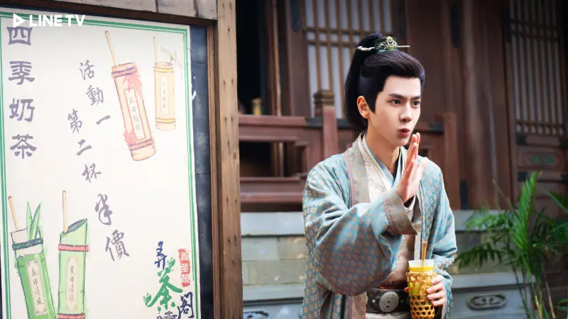 ▲《賢婿》潘毅鴻劇中意外穿越到古代，用古法熬煮奶茶大受歡迎，廢材贅婿逆襲成首富題材有趣，登今年短劇黑馬。（圖／LINE TV提供）
