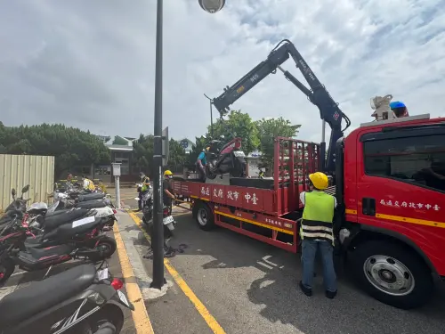 汽車停車場入口竟成「機車停車場」　警連開23罰單並強勢拖吊
