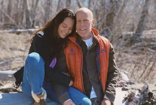 ▲布魯斯威利（右）罹患額顳葉型失智，情況沒有好轉，妻子艾瑪將照護他的經驗出書，希望鼓勵失智症患者的家人用正面的心態來面對。（圖／摘自IG@emmahemingwillis）