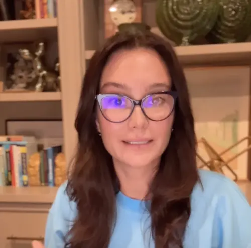 ▲艾瑪（如圖）撐把老公布魯斯威利送出去、自己住，是她「最艱難的決定」，面對網友的批評，她也明白表示沒要接受。（圖／摘自IG@emmahemingwillis）