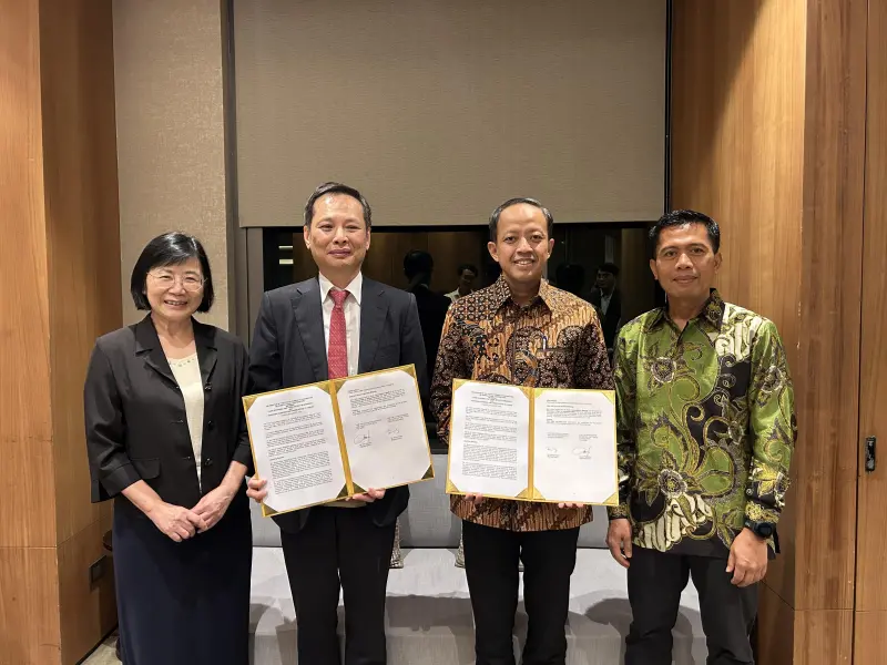 ▲會議紀錄簽署(左起：農業部國際事務司蕭司長柊瓊、駐印尼代表處洪大使振榮、駐台北印尼經濟貿易代表處Arif Sulistiyo代表、印尼農業部國際事務司Ade Candradijaya司長)。（圖／農業部）