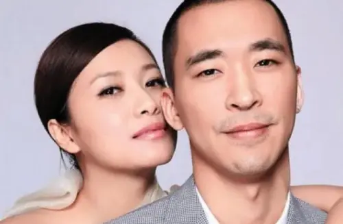 50歲黃立行近況曝！與15年女友徐靜蕾美國約會　甜蜜日常全被拍
