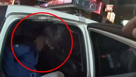 ▲新北市新莊區民安路一健身房昨晚發生偷襪事件，38歲吳姓男子趁34歲李男沐浴時，從置物櫃偷走襪子，當場被逮。（圖／翻攝畫面）