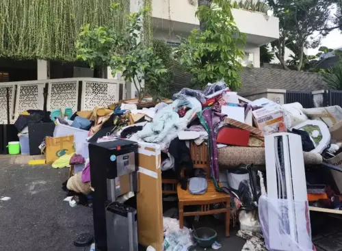 ▲印尼示威者洗劫財政部長官邸後滿目瘡痍，家具、衣物等物品被丟棄在住宅外的街道上。（圖／翻攝自Jakarta Globe）