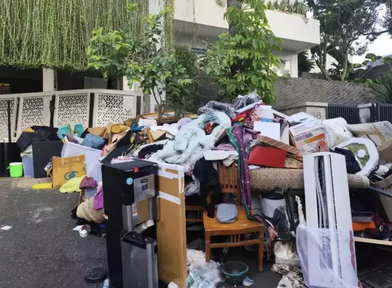    ▲印尼示威者洗劫財政部長官邸後滿目瘡痍，家具、衣物等物品被丟棄在住宅外的街道上。（圖／翻攝自Jakarta Globe）  