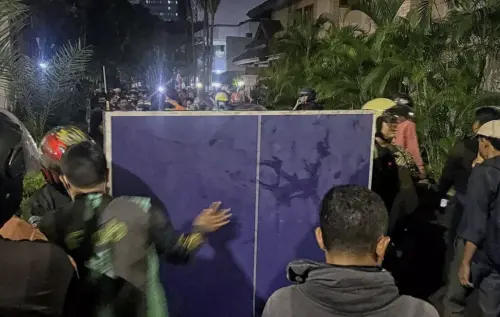 ▲印尼示威者從政治人物的住宅拖出乒乓球桌等物品，現場玻璃碎片和家具散落一地。（圖／翻攝自Jakarta Globe）