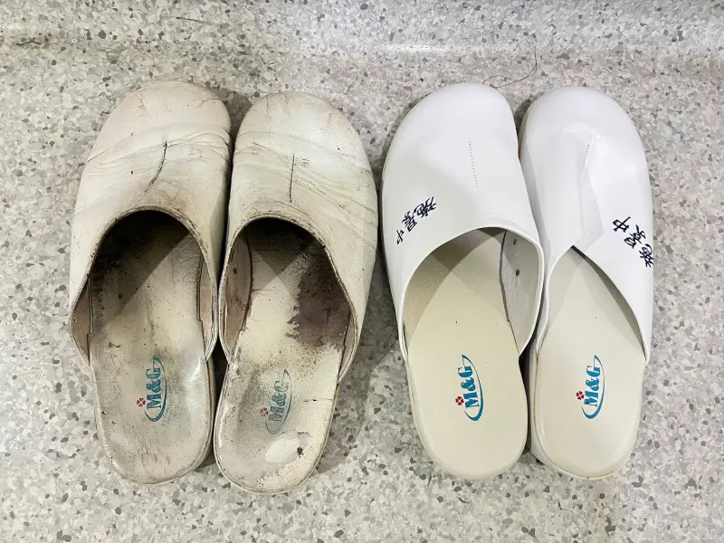 ▲婦產科醫師施景中分享他在開刀房穿的鞋子。（圖／翻攝自Jin-Chung Shih）