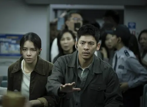 ▲林柏宏（中）在《96分鐘》扮演拆彈專家，要解決高鐵被放炸彈的危機，有變身動作英雄的演出，該片是9月的重量級大片之一，其他要上映的還有《厲陰宅：最終聖事》以及《咒術迴戰》最新劇場版電影等。（圖／華影國際提供）