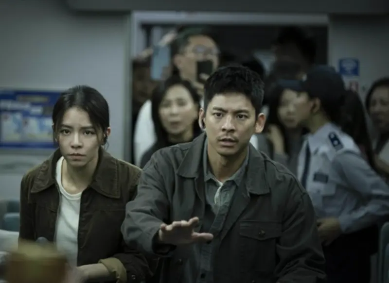 ▲林柏宏（中）在《96分鐘》扮演拆彈專家，要解決高鐵被放炸彈的危機，有變身動作英雄的演出，該片是9月的重量級大片之一，其他要上映的還有《厲陰宅：最終聖事》以及《咒術迴戰》新劇場版電影等。（圖／華影國際提供）