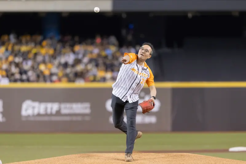 ▲聯發科技2025年家庭日，由總經理暨營運長陳冠州登板開球。（圖／聯發科技）