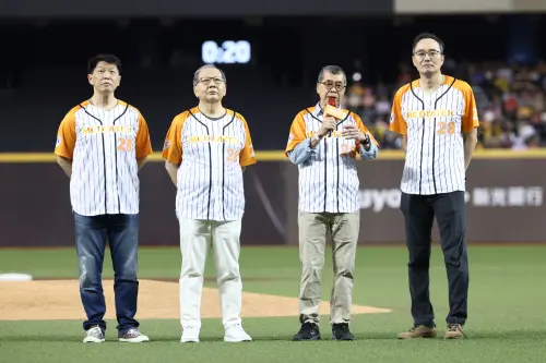 ▲聯發科技2025年家庭日，由董事長蔡明介親自帶隊，攜手副董事長暨執行長蔡力行、總經理暨營運長陳冠州，以及共同營運長顧大為，並由總經理暨營運長陳冠州登板開球，期望藉由棒球彰顯團隊精神，凝聚同仁向心力。（圖／聯發科技）