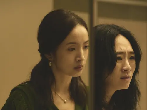 ▲林依晨（左）與吳可熙（右）在《失明》首度合作，演技大比拚。（圖／周子娛樂提供）