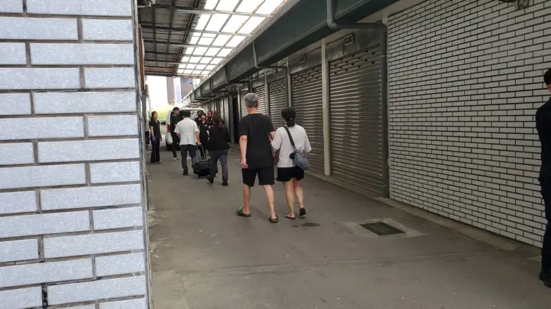 ▲31日清晨桃園中壢民宅大火，黃姓女子（35歲）與4名10、9歲孩童不幸罹難，僅二樓葉姓阿公、阿嬤倖存。桃檢檢察官賴瀅羽率法醫至殯儀館相驗，罹難者家屬抵達互相攙扶、悲痛哀戚。（圖／翻攝畫面）