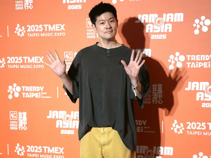 ▲IU舊愛、韓國創作歌手張基河（如圖）來台參加「 2025 JAM JAM ASIA亞洲音樂節」的演出，不但抽空逛夜市，挑戰沒嘗過的鴨舌頭，意外發現很適合配啤酒。他也首度聽說有跟自己漢字同名的「基河路」，表示有空想去打卡。（圖／記者嚴俊強攝）