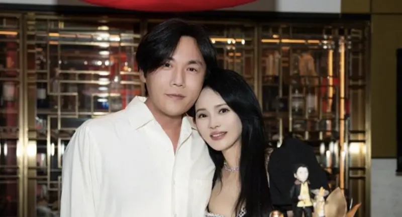 ▲女星伊能靜（右）和小10歲老公秦昊近期破除婚變謠言罕見同框直播，秦昊更在直播間曝光自己愛上伊能靜最大的原因就是皮膚白皙、胸部大。（圖／伊能靜 微博）