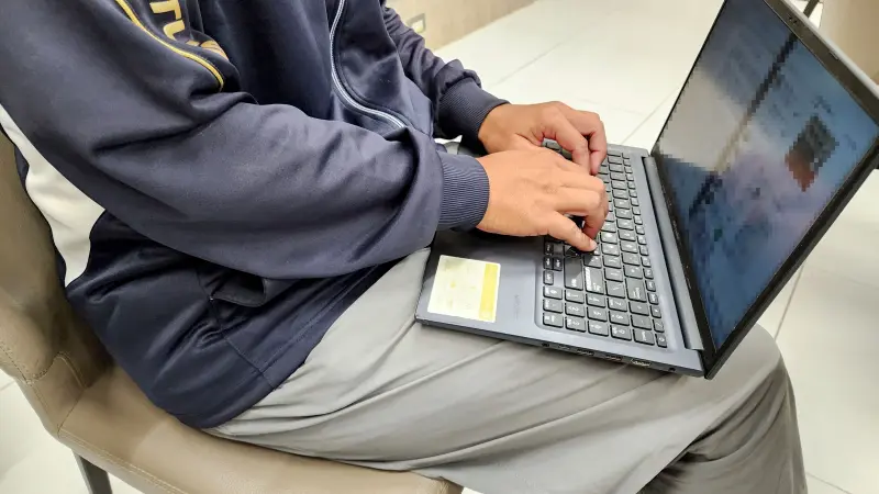 ▲男性應避免熱源直接接觸，例如筆電放置大腿、長時間泡溫泉等，才能降低高溫對男性生殖健康的影響。（圖／奇美醫院提供）