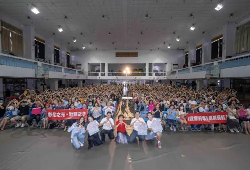 ▲《我家的事》在彰化社頭國中舉辦的首映會，觀眾上千人，相當熱鬧，黃珮琪（左起）、高伊玲、藍葦華、導演潘客印的媽媽、潘客印、曾敬驊一起和觀眾開心大合照。（圖／牽猴子提供）