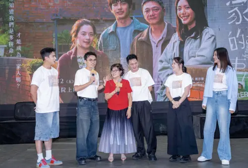 ▲《我家的事》彰化社頭首映會上，導演潘客印（左二）的媽媽（左三）也到場，穿著一身紅，十分喜氣。（圖／牽猴子提供）