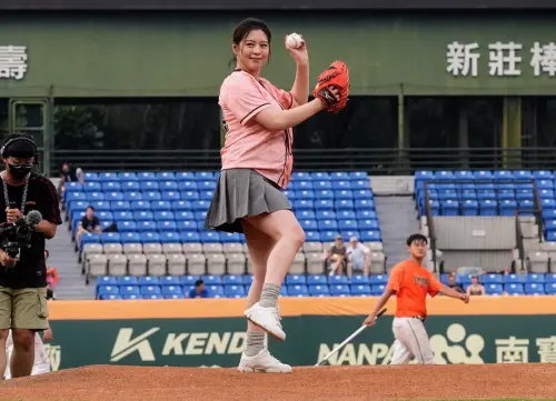 ▲劉品言帥氣在球場上開球，後續受訪時坦言自己曾輾過桃花，豈料連晨翔堅持到最後成為正緣。（圖／統一獅提供）