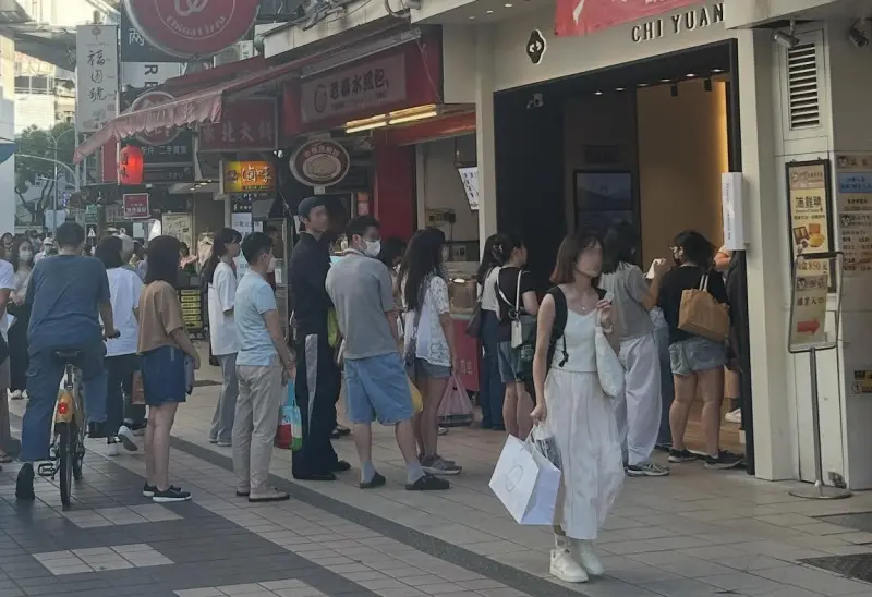 ▲得正、UG TEA等都是台灣熱門手搖飲，但近期台灣有一間飲料品牌突然大排隊，許多人喝過都讚不絕口，稱讚其茶香又順口。（圖／翻攝Threads）