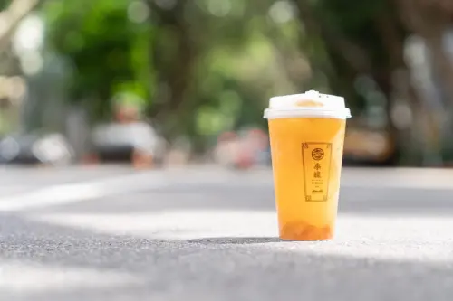 ▲季緣因一款「水蜜桃青烏龍」在網路上大爆紅，引起大量關注度。（圖／季緣臉書）