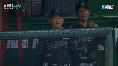 ▲王柏融關鍵跑壘瑕疵，看到這樣的情況，台鋼主帥洪一中也露出無奈表情，似乎不太理解跑者當下的決策。（圖／翻攝自CPBL TV）
