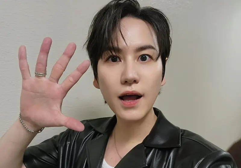 ▲圭賢在2007年與Super Junior成員行程結束後，坐車返家時出了嚴重車禍，被醫生要求須從喉嚨開刀，接受氣切手術，但圭賢爸爸為了怕影響到他的嗓音，拒絕該方案而保住了他的歌手生涯。（圖／圭賢IG@gyuram88）