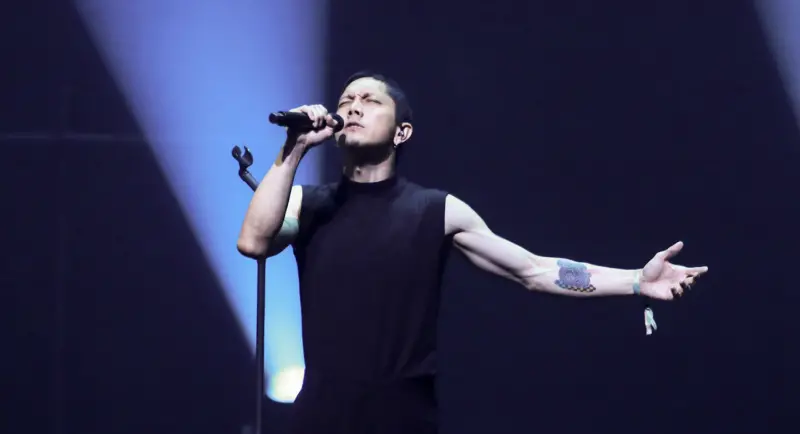 ▲泰國樂團POTATO今（31）日在「JAM JAM ASIA亞洲音樂節」演出。而昨日抵台時，主唱Pup（如圖）因出演過《絕廟騙局》裡的僧侶，竟在機場當場為粉絲祈福，笑翻不少人。（圖／臺北流行音樂中心提供）