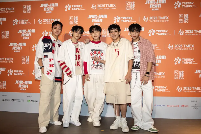 ▲「AcQUA源少年」近期終於合體，在今（31）日的「JAM JAM ASIA音樂節」上演出，其中須弘道（左1）慘被團員吐槽演出前必受傷，而他也坦言自己又因為打網球傷及腳踝和膝蓋。（左起，須弘道、盧佾暘、黃莑茗、林毓家、李秉諭）（讀者提供）