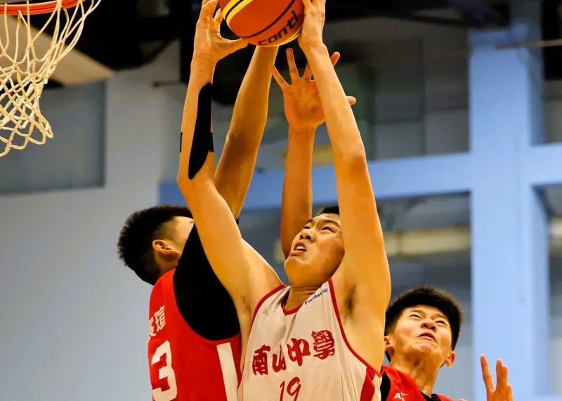 ▲光復高中(33)潘皓瀚攻下13分、6籃板並送出4次阻攻，與砍下全場最高16分的莊立安攜手領軍，終場取得13分勝利。(圖/登峰造極提供)