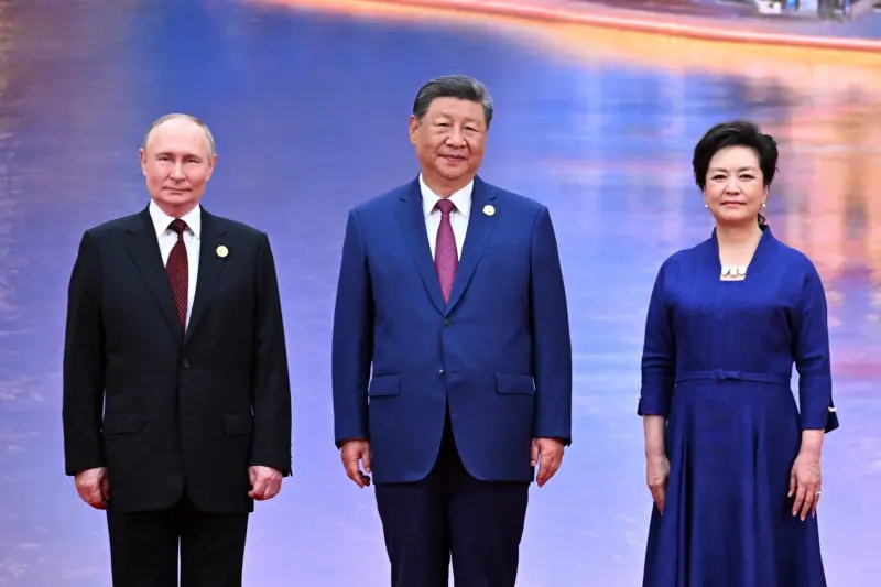 ▲俄羅總統蒲亭罕見出訪中國4天，將先後參與上合峰會、九三閱兵。圖為他8月31日抵達天津，與中國國家主席習近平夫婦合影。（圖／美聯社／達志影像）