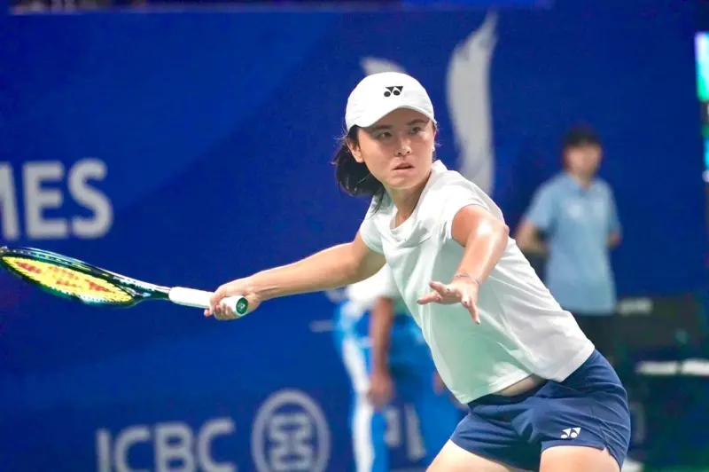 ▲26歲的吳芳嫺在美網女雙賽場表現亮眼，與匈牙利搭檔施拖拉攜手，以6：3、6：2直落二擊敗日本加藤未唯／墨西哥薩拉蘇亞，生涯首度打進美網女雙第三輪，闖進16強。（圖／取自吳芳嫺臉書）