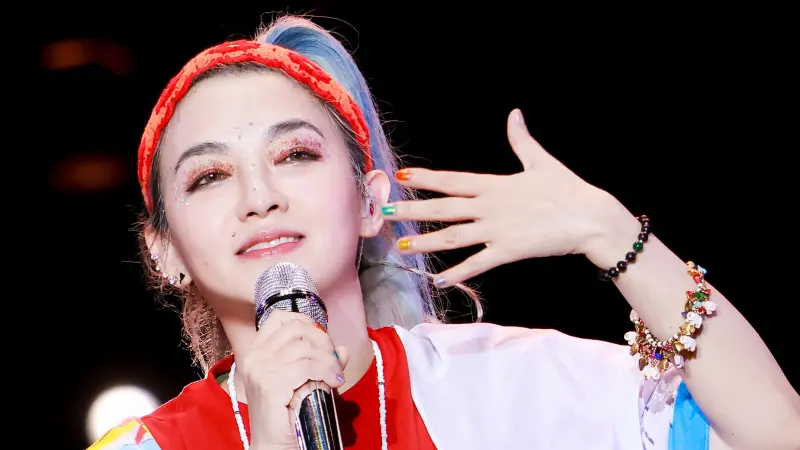 ▲范曉萱昨（31）日在秦皇島音樂節演唱已故好友大S作詞的〈我要去哪裡〉，感性表示：「要帶她一起享受舞台！」觀眾與網友深受觸動，直呼姐妹情誼動人。（圖／翻攝自范曉萱吃草的魚工作室微博）