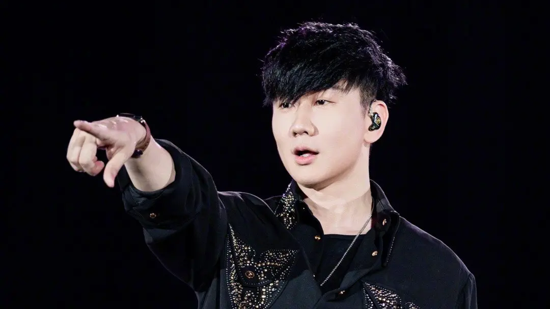 ▲AAA 2025將於12月6日在高雄登場，今（1）日公布壓軸嘉賓林俊傑，連同YENA、CORTIS、KickFlip與QWER共41組藝人亮相，堪稱年底最盛大娛樂嘉年華。（圖／翻攝自林俊傑微博）