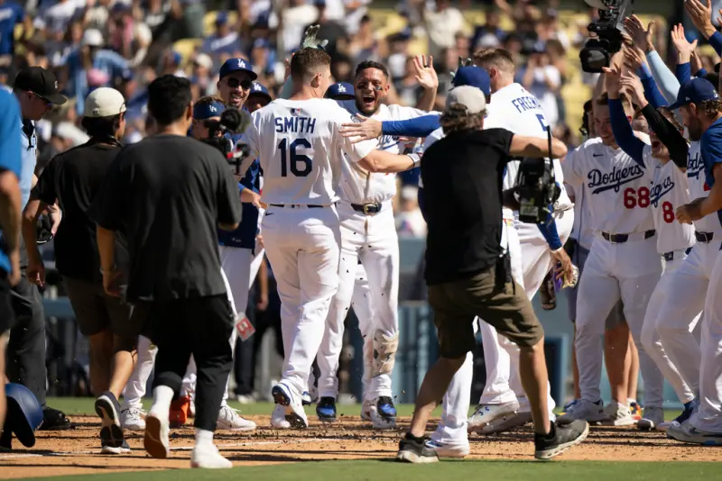 ▲MLB洛杉磯道奇今（1）日主場迎戰亞利桑那響尾蛇，道奇雖一度取得4：1領先，但在8局上被響尾蛇追平，最終靠著史密斯（Will Smith）在9局下敲出「代打再見全壘打」終場以5：4擊敗響尾蛇。（圖／美聯社／達志影像）