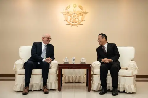 AIT Director Raymond Greene met with Taiwan’s Minister of National Defense, Koo Li-hsiung, reaffirming Washington’s security commitments under the Taiwan Relations Act. (By AIT Facebook)